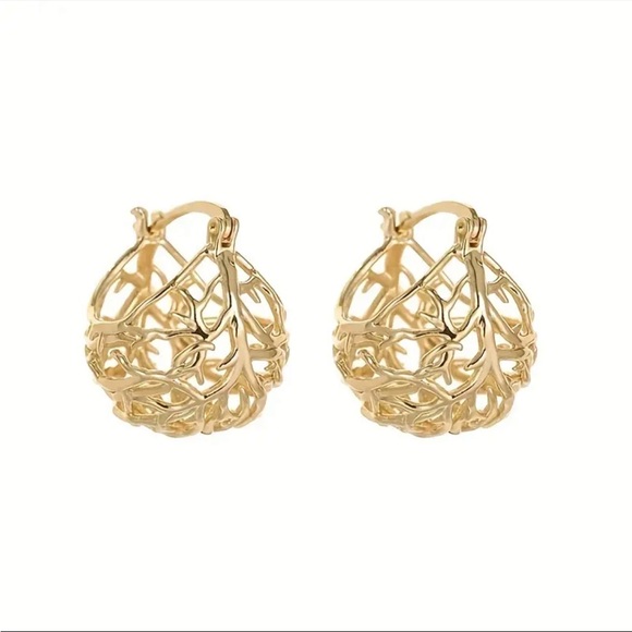 18 karat gold plated basket weave round earrings .8“ x .7“. Classic style. NIP - Picture 6 of 6